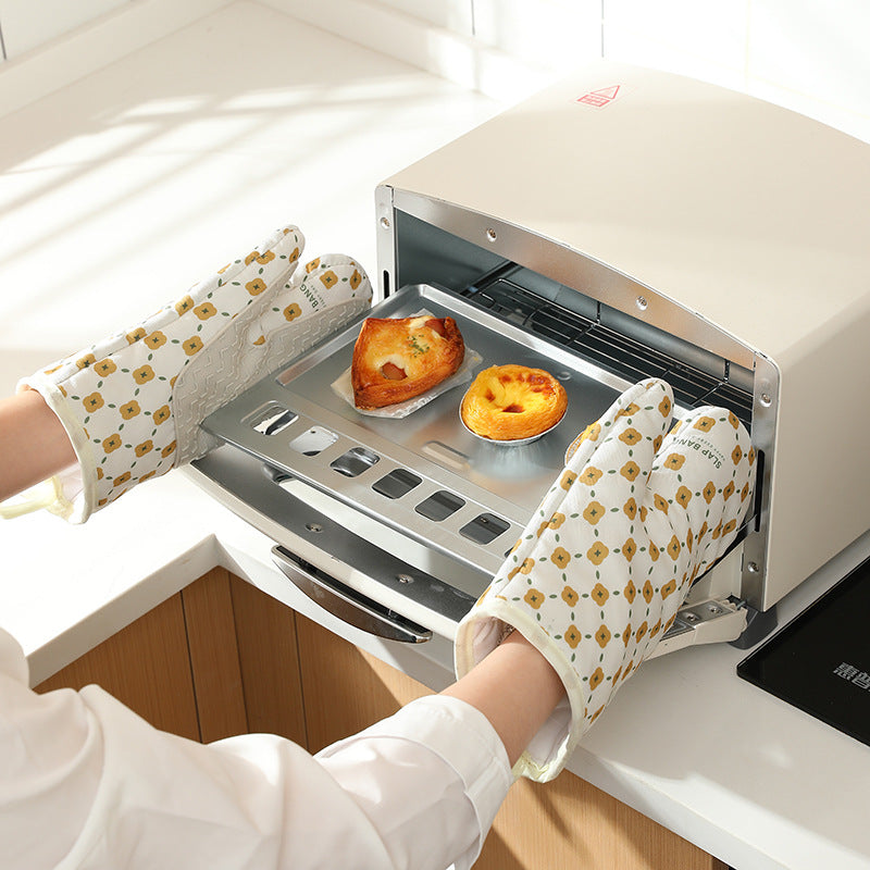 Heat resistant oven gloves that are use for baking